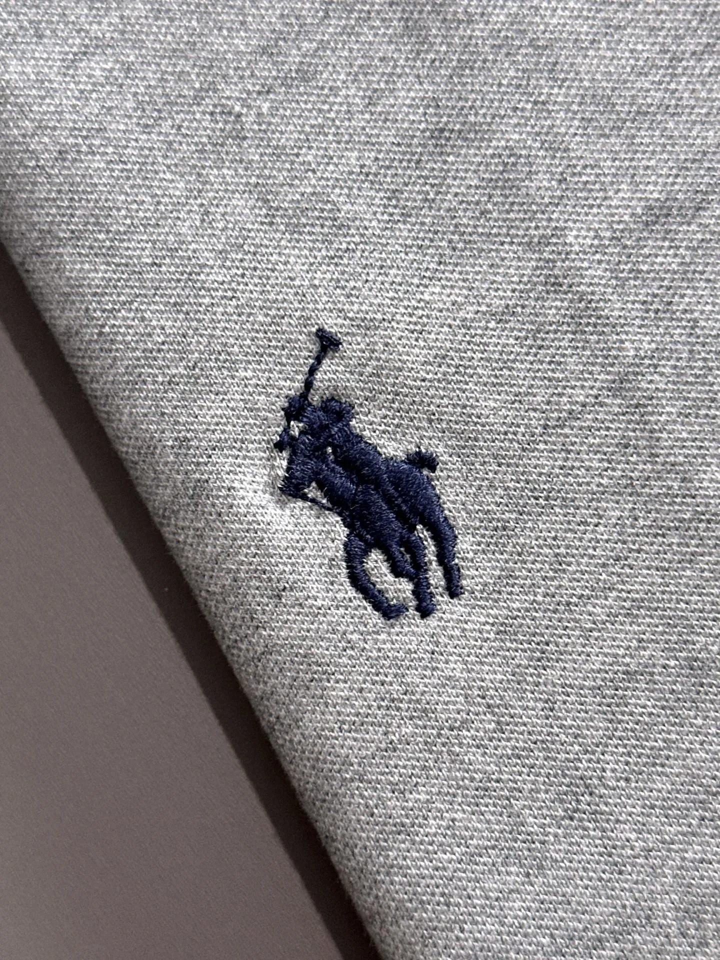P190 Ralph Lauren/Ralph Lauren [High Quality] Distinguished from ordinary fabrics on the market, men's pure cotton, business casual solid color, short-sleeved T-shirt, lapel POLO shirt, men's summer essentials ✔ In a man's wardrobe, polo shirts must occupy an important place! When it comes to polo shirts made of pure cotton, Ralph Lauren is the perfect choice for comfort and quality ✔ The first choice for high quality! Classic basics that will never go out of style! Designed with classic solid colors, each color can easily match various occasions! Made of 240g pure cotton pique fabric, it is skin-friendly, comfortable and has good breathability, making summer wear refreshing and worry-free! The right shoulder style modifies the shoulder shape, enhances the style and temperament, and perfectly fits everyone's needs! Whether it is daily travel or business occasions, it is easy and versatile! The feeling of relaxation is even better. Everywhere you look, there are texture details! There are many colors to choose from, from stable dark colors to dynamic light colors, meeting the needs of different occasions! Exquisite workmanship, the improvement of one's own image is the pursuit of quality of life! , the details of the turning and wiring are also the original factory craftsmanship. Needless to say, the quality is after all, it is something from the original factory... If you like it, don’t miss it! For men, this type of short-sleeved Polo shirt is naturally indispensable!  All three standards are complete! Simple business casual essentials! Color: Black White Gray Royal Blue Size: M-2XL